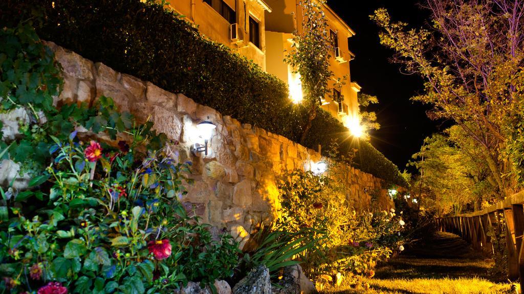 Hospedium Hostal Restaurante El Mirador De Atienza Exterior photo